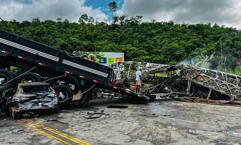 Acidente envolveu ônibus, carreta e automóvel de passeio.