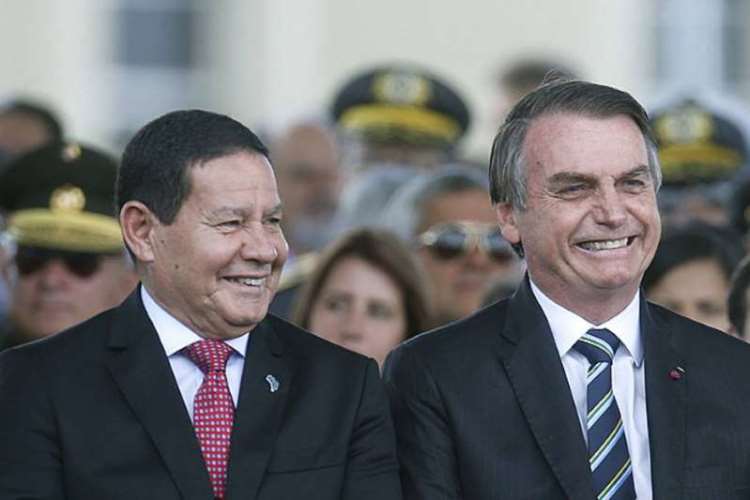 O vice-presidente Hamilton Mourão e o presidente Jair Bolsonaro durante cerimônia de comemoração ao Dia do Exército, em Brasília. 