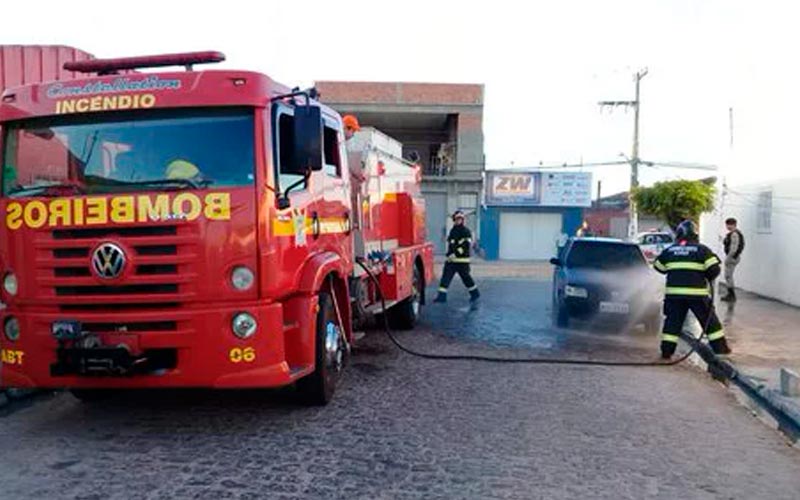 Após discussão com a esposa, marido ateia fogo no próprio veículo