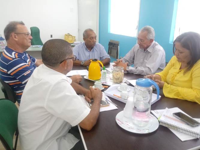 Representantes da ALEPA reunidos com a secretária da SEMED...