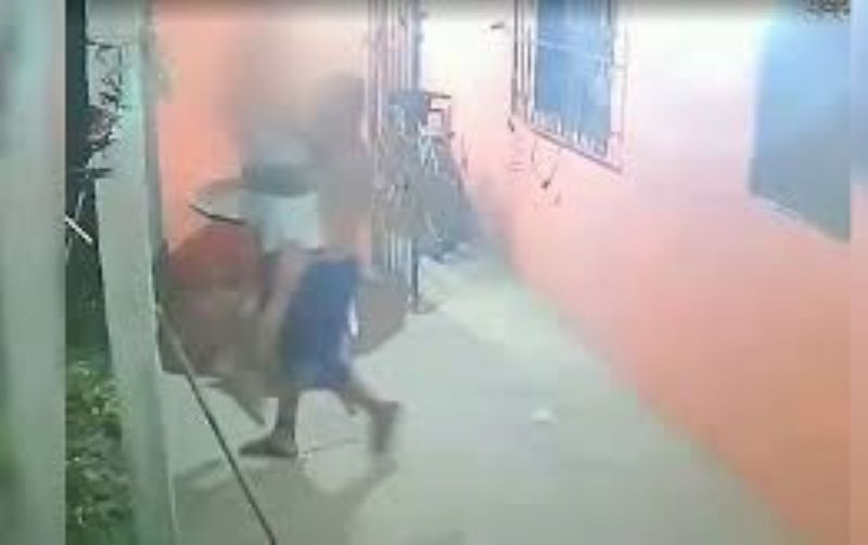 Câmeras flagraram homem raptando mulher em casa