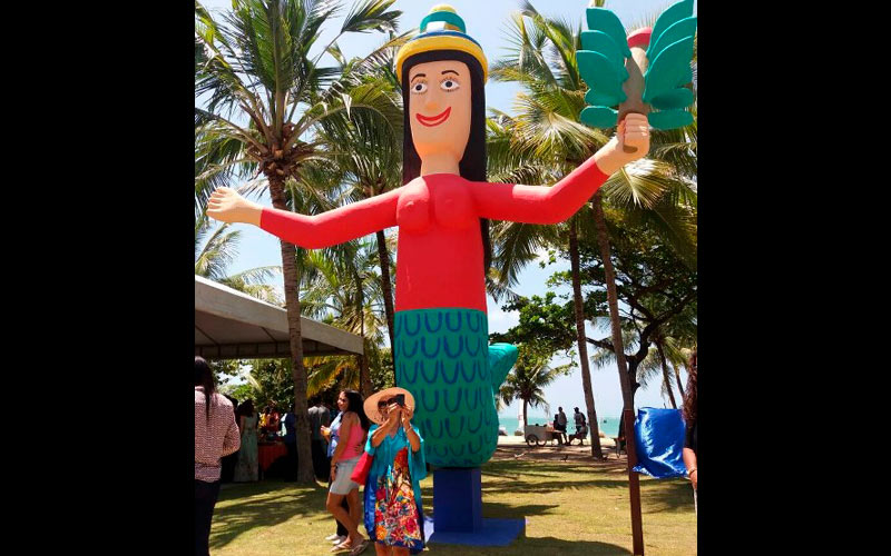 Cícera Lima faz foto com o novo monumento que fica na orla da Pajuçara, em Maceió