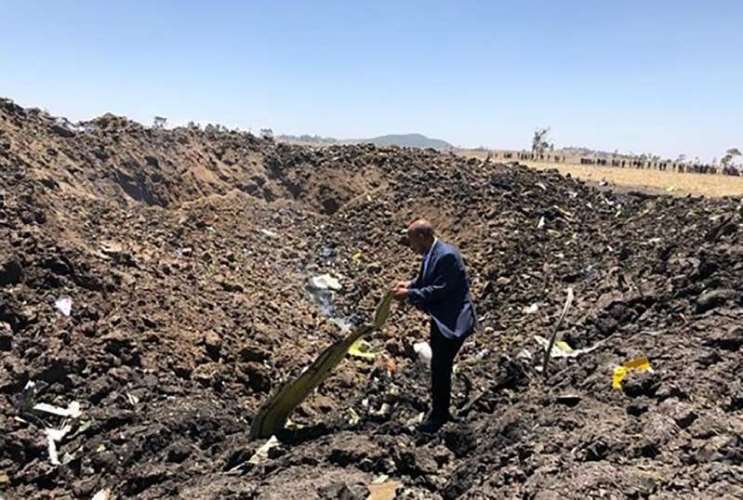 Homem inspeciona os destroços do avião, em foto divulgada pela Ethiopian Airlines