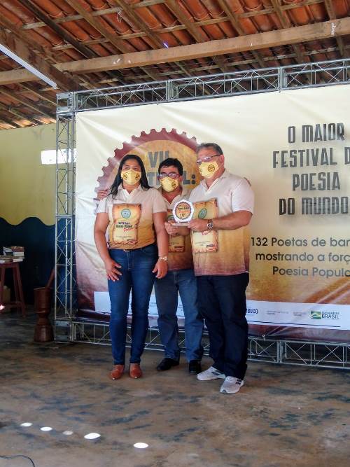 O poeta Giovanni Fialho recebedo o troféu de 19º colocado