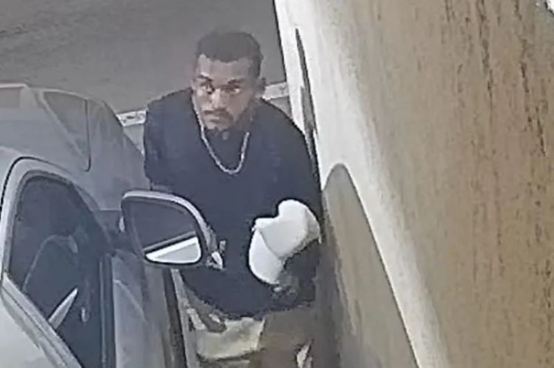 Suspeito foi filmado por câmeras de segurança.