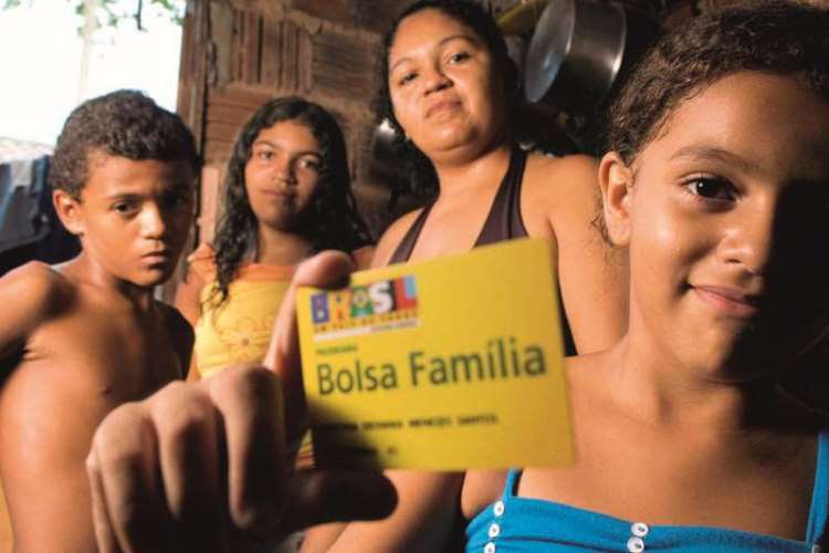 Bolsonaro anuncia criação do 13º salário do Bolsa Família
