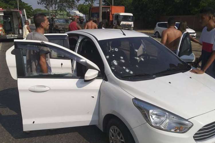  Pessoas próximas ao carro de Evaldo dos Santos Rosa podem ver as dezenas de marcas de tiro que mataram o morador da favela do Muquiço, em Guadalupe, no Rio de Janeiro – 07/04/2019 