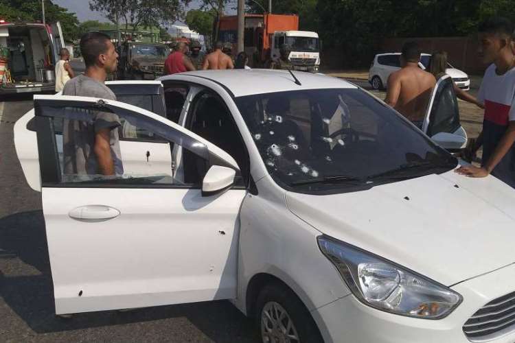 Pessoas próximas ao carro de Evaldo dos Santos Rosa podem ver as dezenas de marcas de tiro que mataram o morador da favela do Muquiço, em Guadalupe, no Rio de Janeiro – 07/04/2019