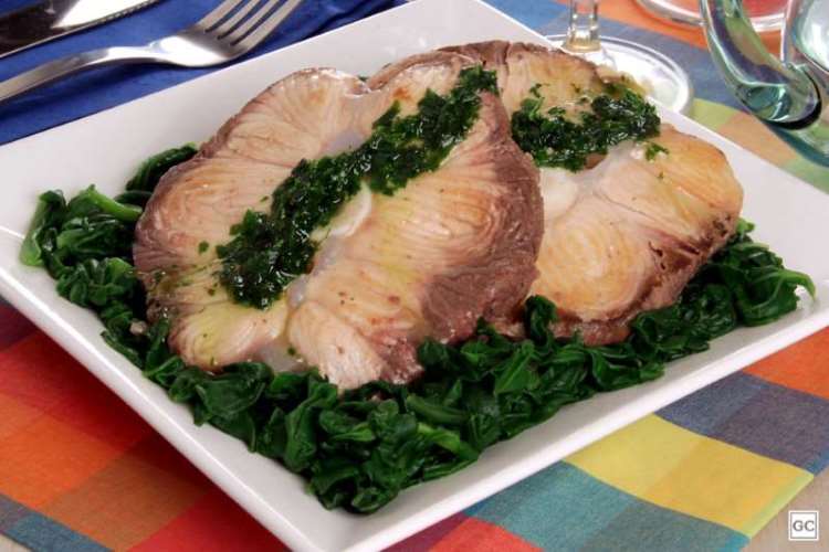 Peixe grelhado ao molho de manjericão 