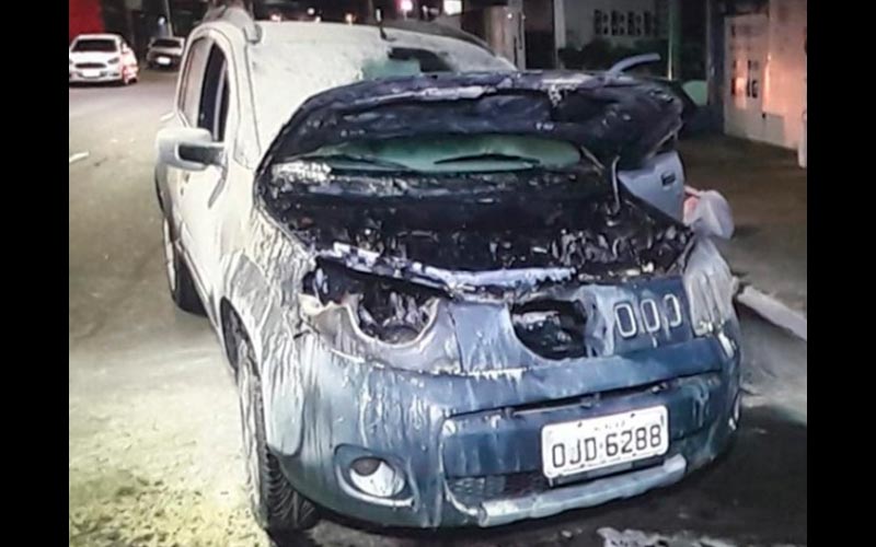 Motorista avistou fogo ao abrir o capô do automóvel 