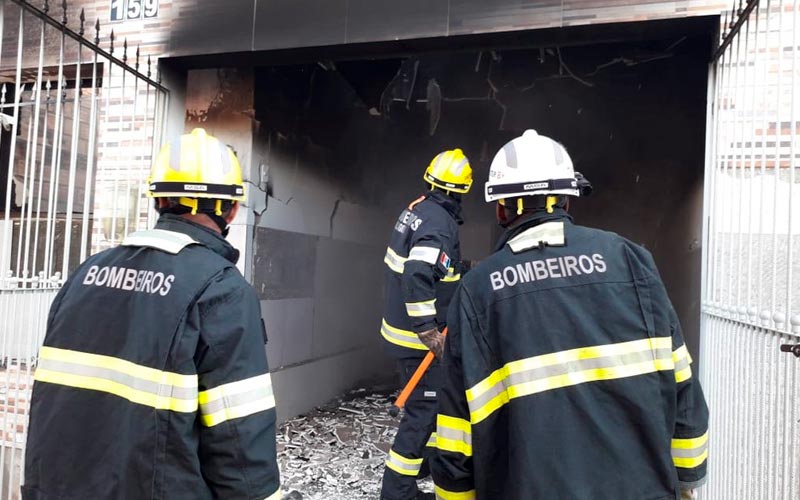 Bombeiros combatem incêndio em residência em Delmiro Gouveia, Alagoas