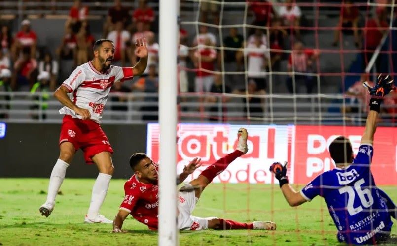 Gol de Anselmo Ramon no primeiro tempo. Ailton Cruz