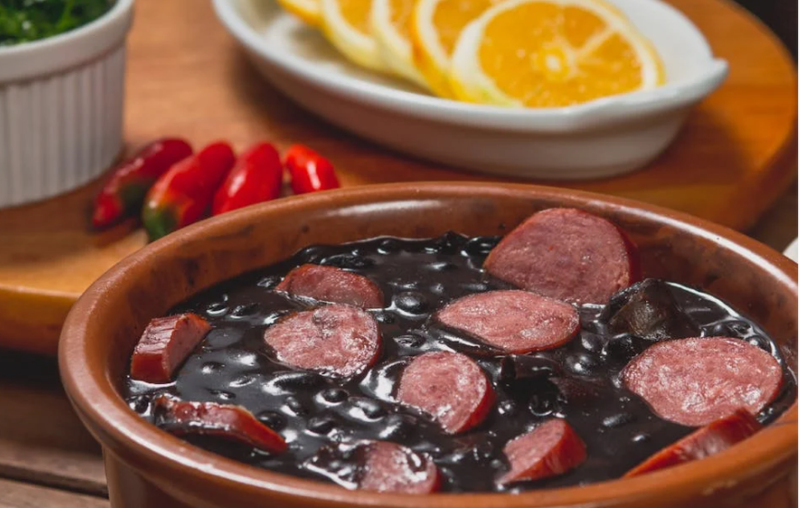 Mulher é presa suspeita de matar o pai com feijoada envenenada.