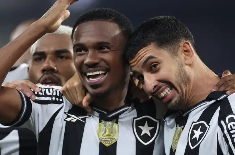 Botafogo vence Bahia no Estádio Nilton Santos e entra no G-4 do Brasileirão