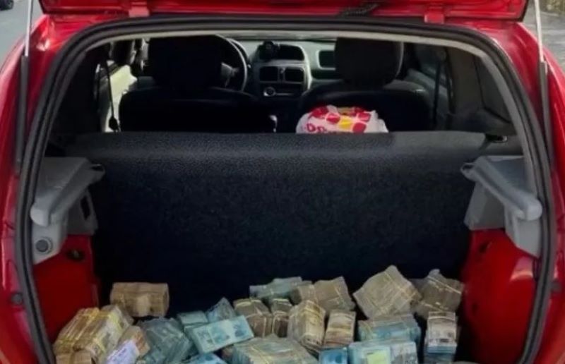 Carro abandonado é apreendido com cerca de R$ 1 milhão dentro de porta-malas. 