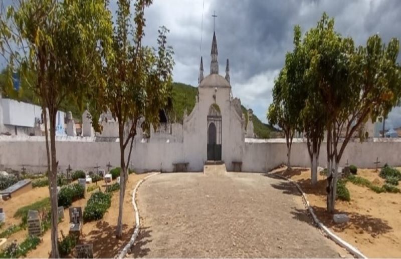 Entrada de acesso ao cemitério São Francisco de Assis, o antigo cemitério de Pão de Açúcar.