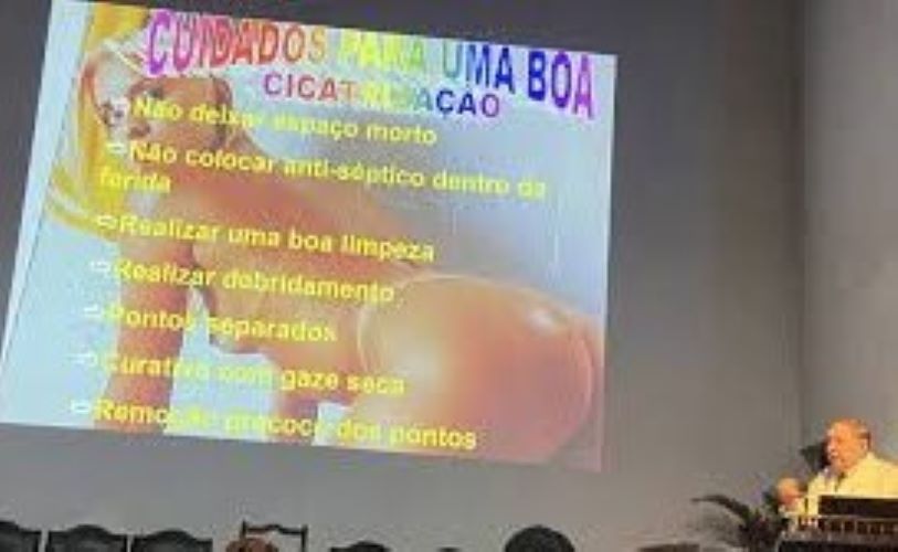 Slide com foto de mulher nua apresentado por médico durante curso de emergências clínico-cirúrgicas em Maceió