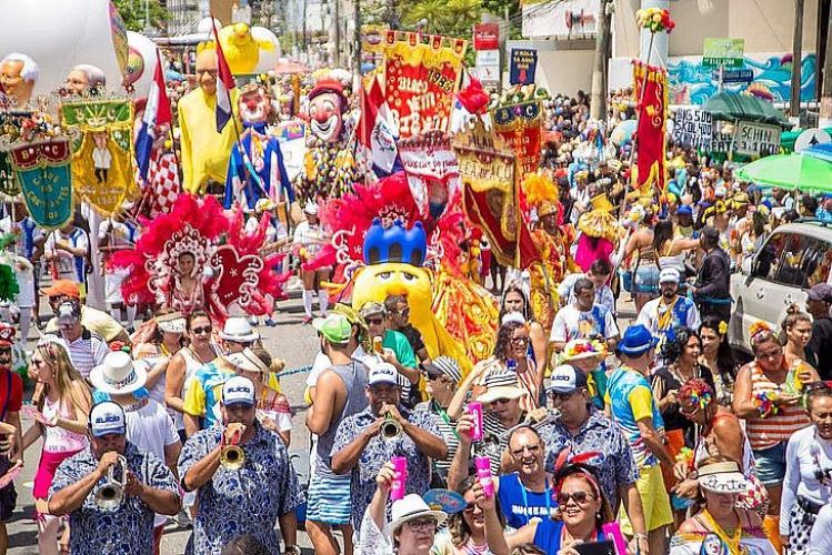 Prévias arrastou multidão pela orla de Maceió