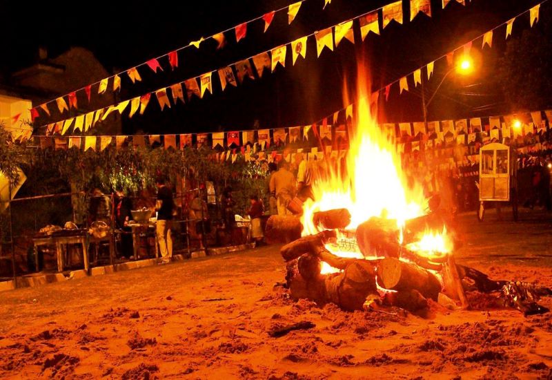 Líquidos quentes, fogueiras e fogos de artifício exigem mais atenção