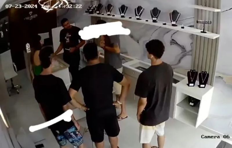 Imagem divulgada pela proprietária do estabelecimento mostra os assaltantes dentro da loja.