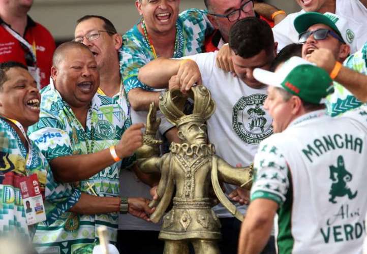 ntegrantes da escola Mancha Verde recebem troféu