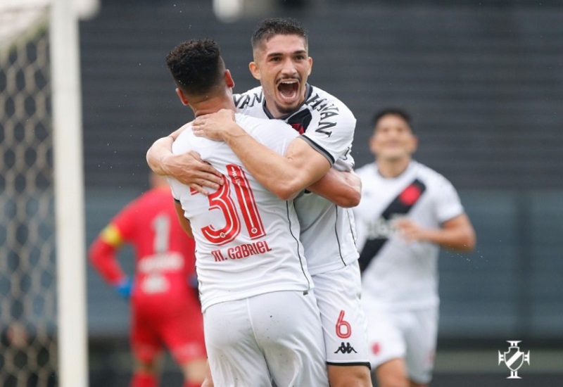 Andrey marcou o primeiro gol da vitória do Vasco sobre a Ponte Preta, em São Januário