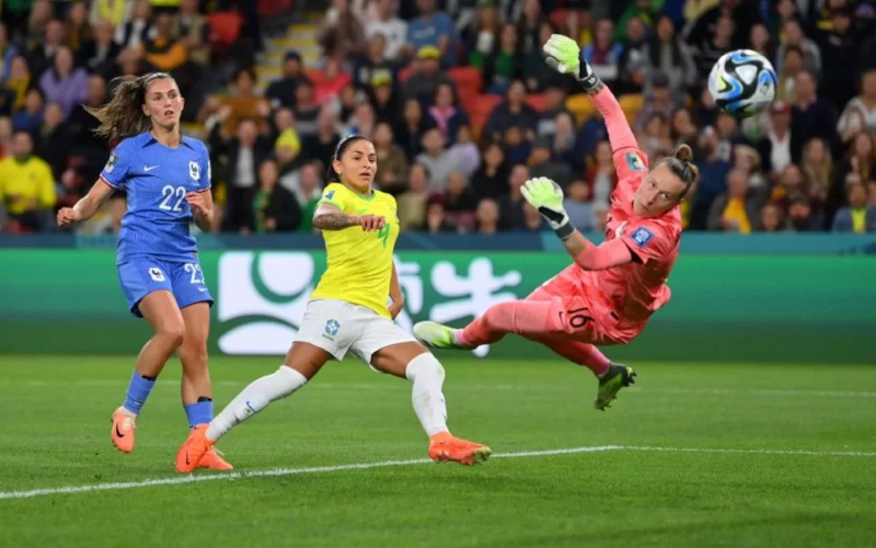 Debinha marcou gol para o Brasil na partida contra a França