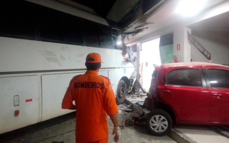Ônibus invadiu posto de combustíveis no bairro Planalto, em Arapiraca, no Agreste de Alagoas