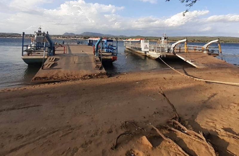 Balsas paralisadas,  devido às baixas vazões no Velho Chico, mantidas pela CHESF.