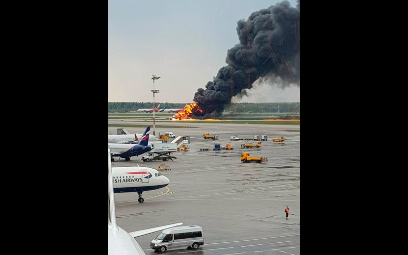 Imagens mostram incêndio no avião da Aeroflot no aeroporto de Moscou