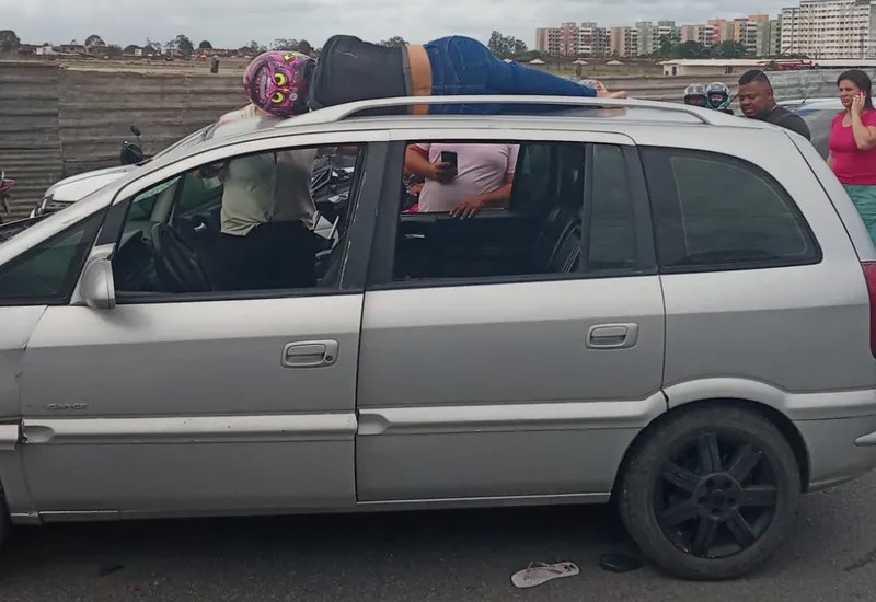 Motociclista é arremessada para cima de carro após colisão com carro no Tabuleiro.