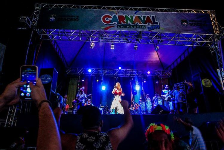 Foliões lotam polos no terceiro dia de carnaval em Maceió