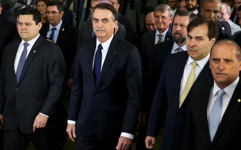 O presidente Jair Bolsonaro entre os presidentes da Câmara, Rodrigo Maia, e Senado, Davi Alcolumbre