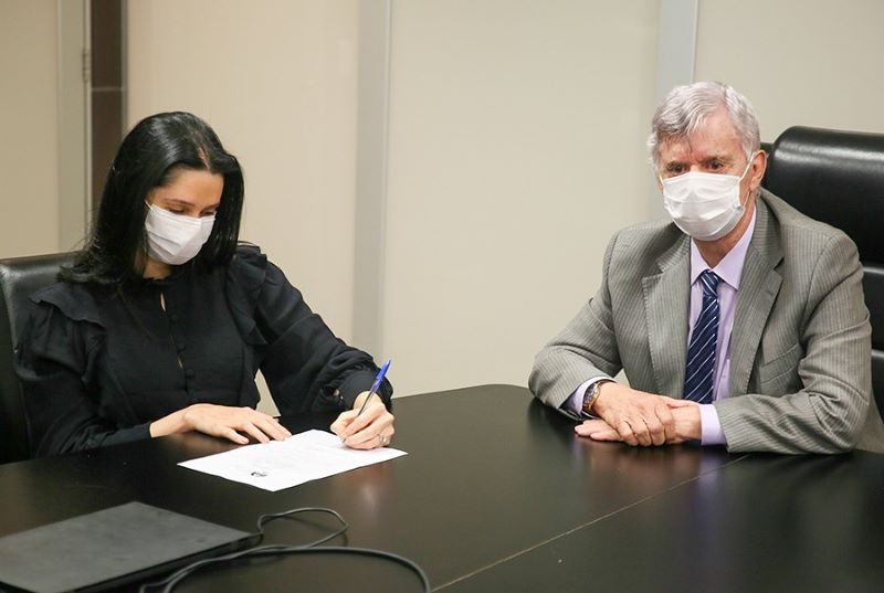 Juíza Nathallye Alcântara assina termo de posse, ao lado do presidente Klever Loureiro
