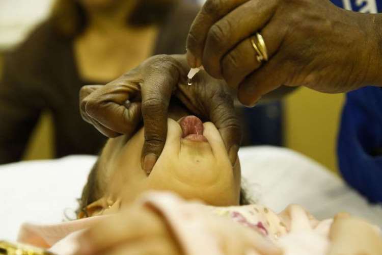  Crianças com idade entre 1 ano e menores de 5, são vacinadas no posto de saúde Heitor Beltrão, na Tijuca, zona norte do Rio de Janeiro, para receber a dose contra a pólio e contra o sarampo - 06/08/2018 