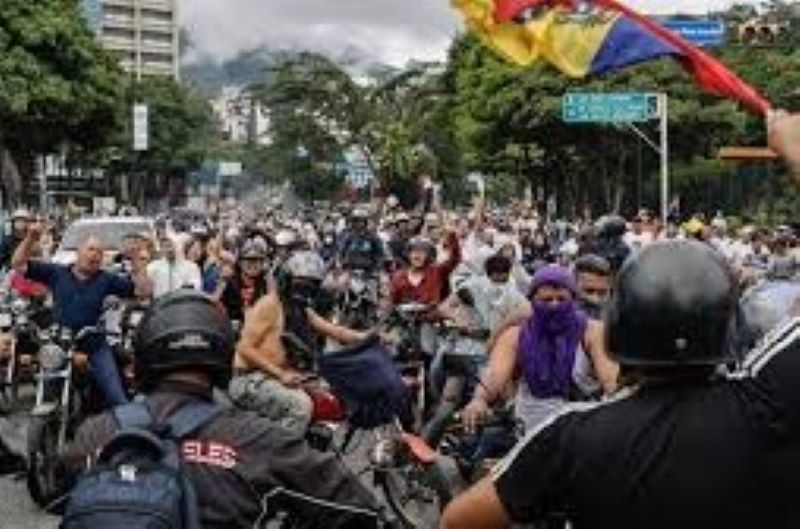 Venezuelanos protestam contra resultado da eleição em Caracas