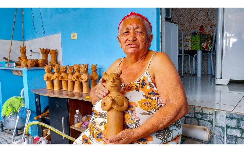 Dona Irinéia com uma das peças que serão entregues aos homenageados na solenidade da quinta edição do Prêmio Tia Marcelina