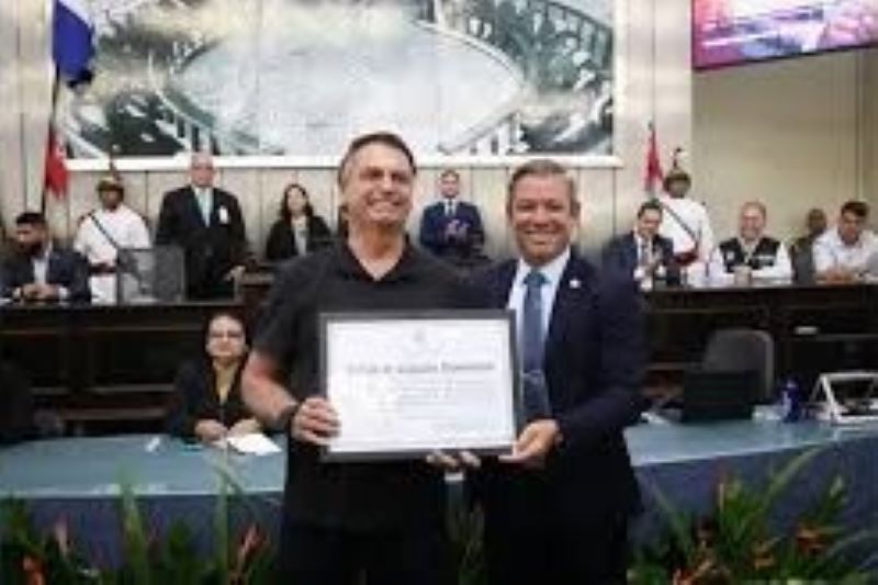 Jair Bolsonaro recebe título de cidadão honorário de Alagoas.