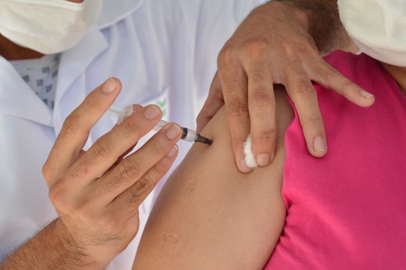 Segunda dose de reforço da vacina contra a Covid-19 já está disponível para pessoas com 50 anos ou mais