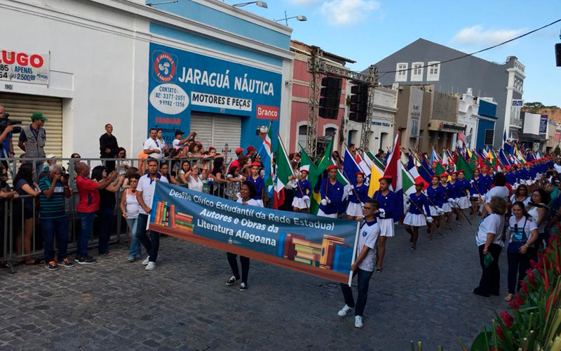 Desfile acontece nas ruas do histórico bairro de Jaraguá