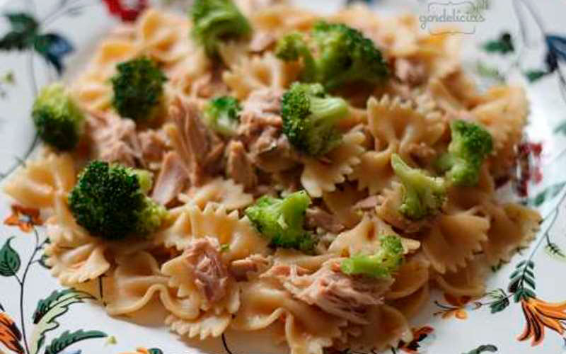 Salada de Macarrão com Atum e Brócolis 