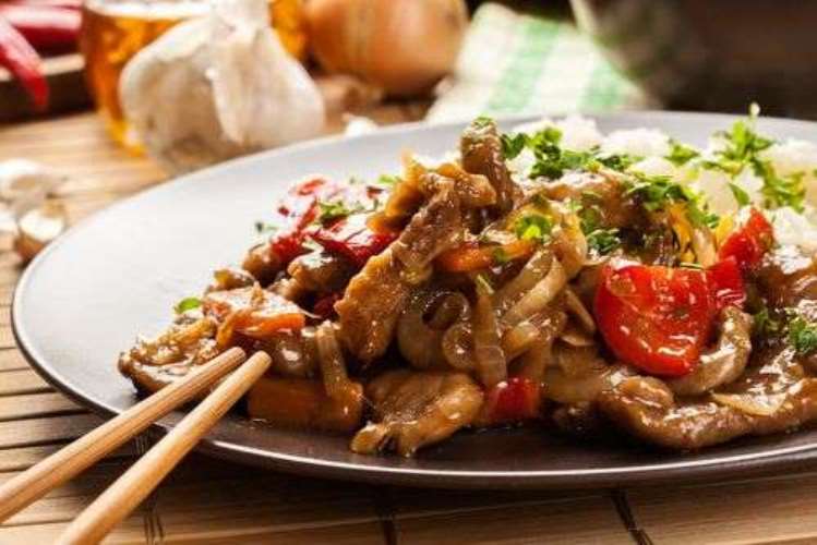  Carne chinesa com legumes e finalizado com salsinha picada 