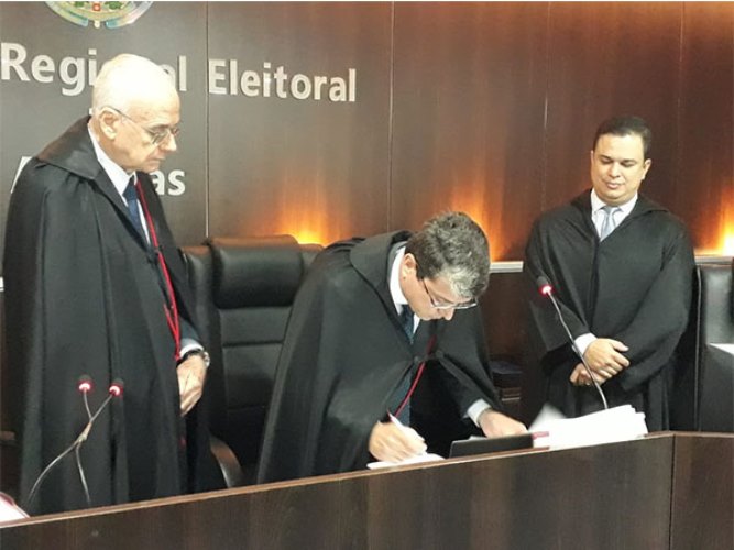 Acompanhado por seus colegas de classe, o advogado Hermann tomou posse neste domingo (5)