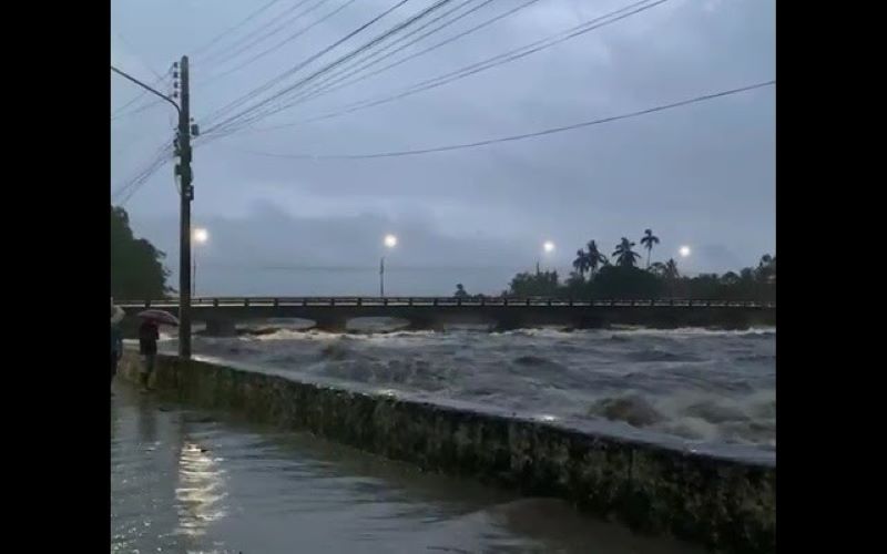Maioria dos rios de Alagoas transborda com acumulado de chuvas e provoca inundação em municípios