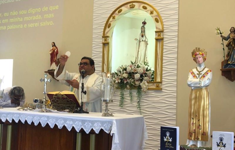 Casal em lua de mel consegue concorrida audiência com Papa na