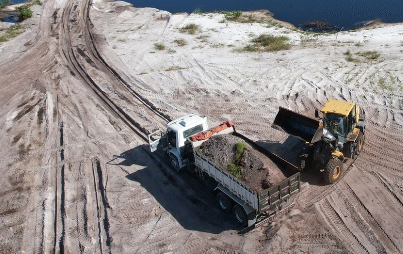 Extração de areia na região da praia do Francês acontece em região considerada área de proteção permanente