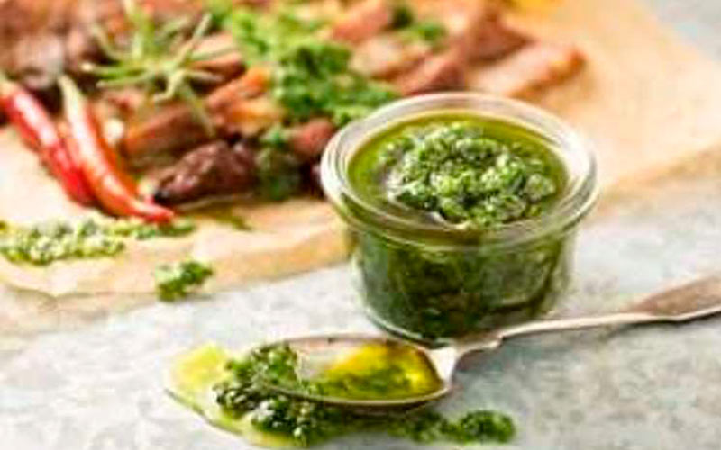 Aprenda uma versátil receita de molho chimichurri